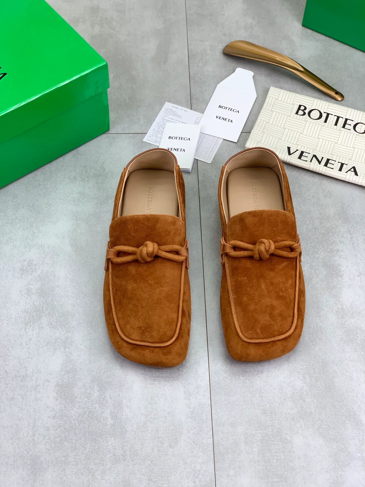 Factory price P760💰Top quality (genuine leather outsole series)💎💎💎 BOTTEGA VENETA official website synchronizes the latest model, top version of the highest version of BV business leather shoes in the market, accept material comparison, shoe type comparison, process comparison, practical and texture, versatile, suitable for any occasion, the more you look at it, the more flavorful it becomes. Pure hand-woven craftsmanship - upper material, imported original hand-woven calfskin - high-quality water-dyed sheepskin lining - original private model custom-made hand-made leather outsole -Size: female 35-39 (34 40 customized) male 39-44 (38 45 customized) Comes with original BV green box, complete packaging.